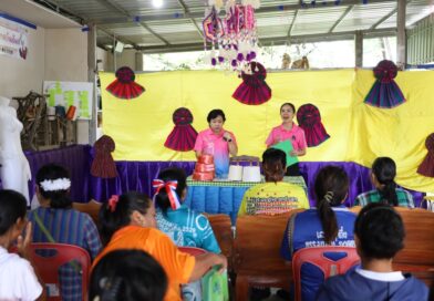 การใช้หลักสูตรระยะสั้นทอผ้ามัดหมี่สร้างสรรค์ลวดลายอัตลักษณ์